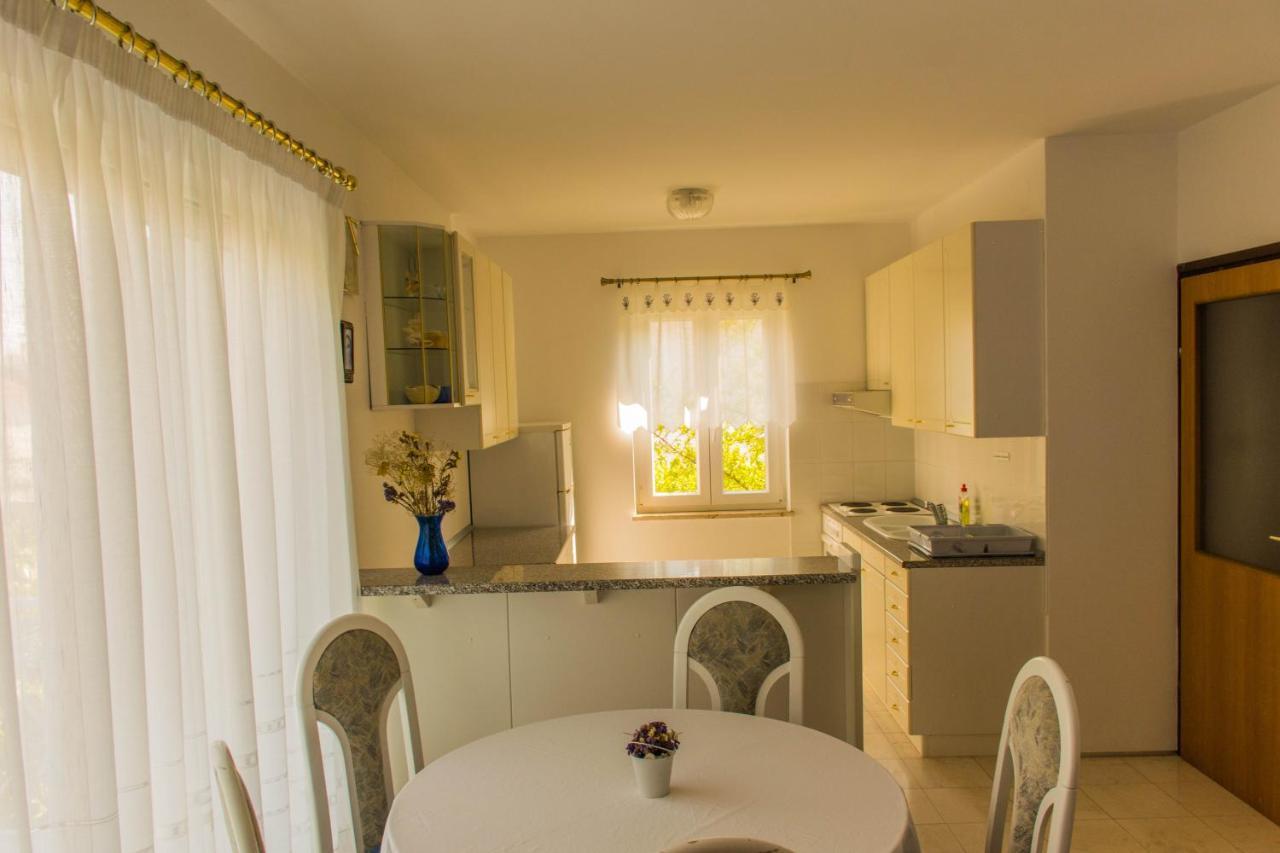 Apartments White & Green In Malinska Exterior photo