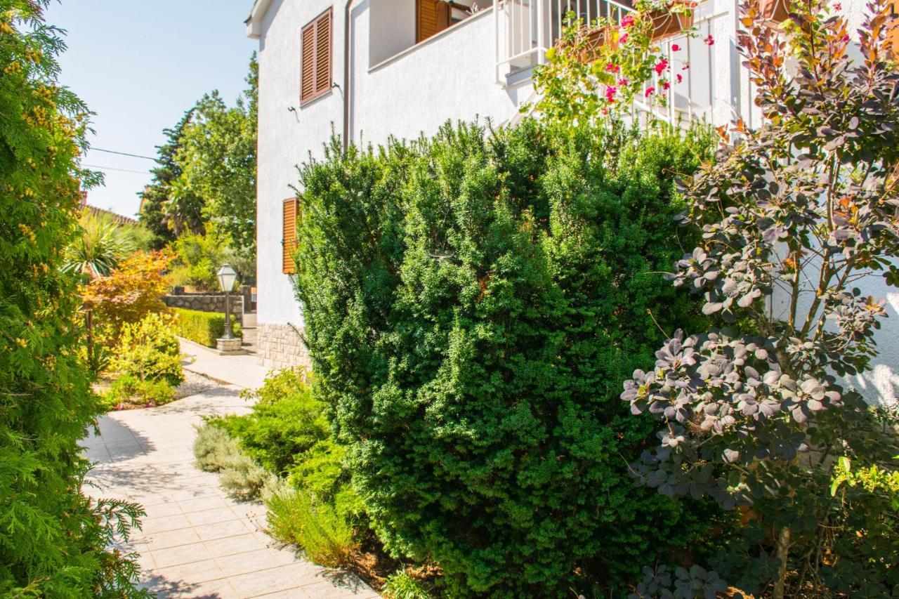Apartments White & Green In Malinska Exterior photo