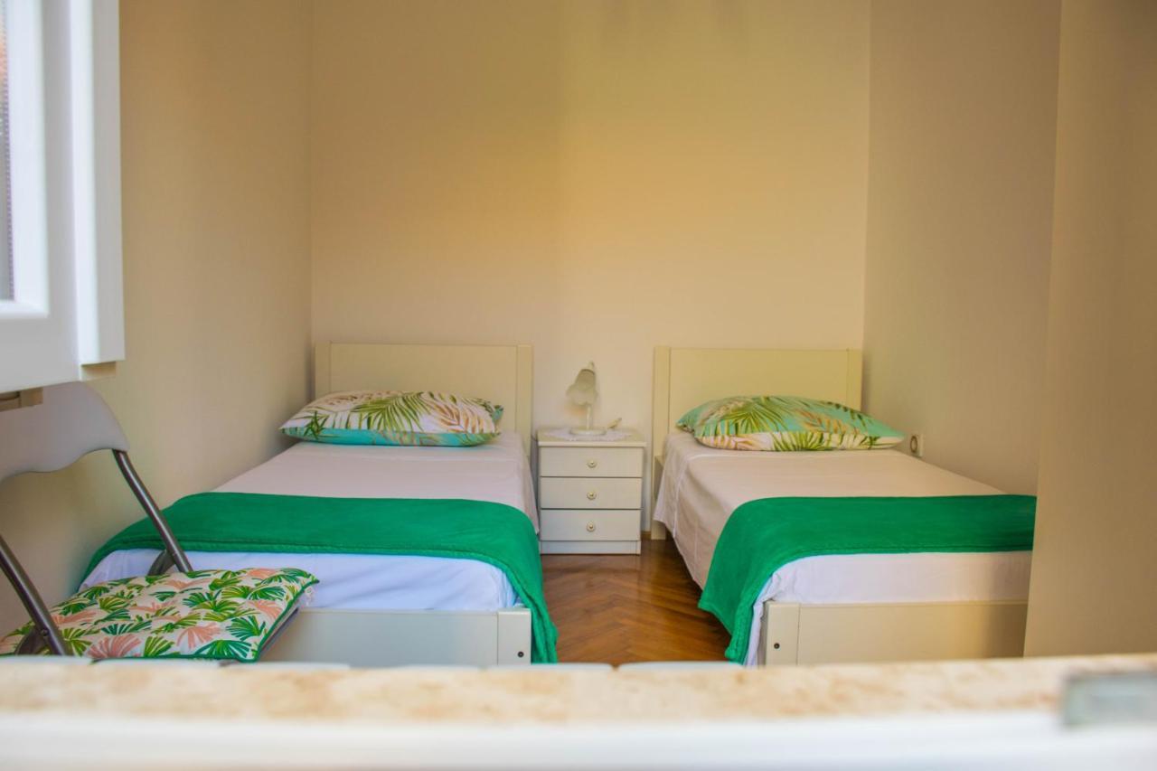 Apartments White & Green In Malinska Exterior photo