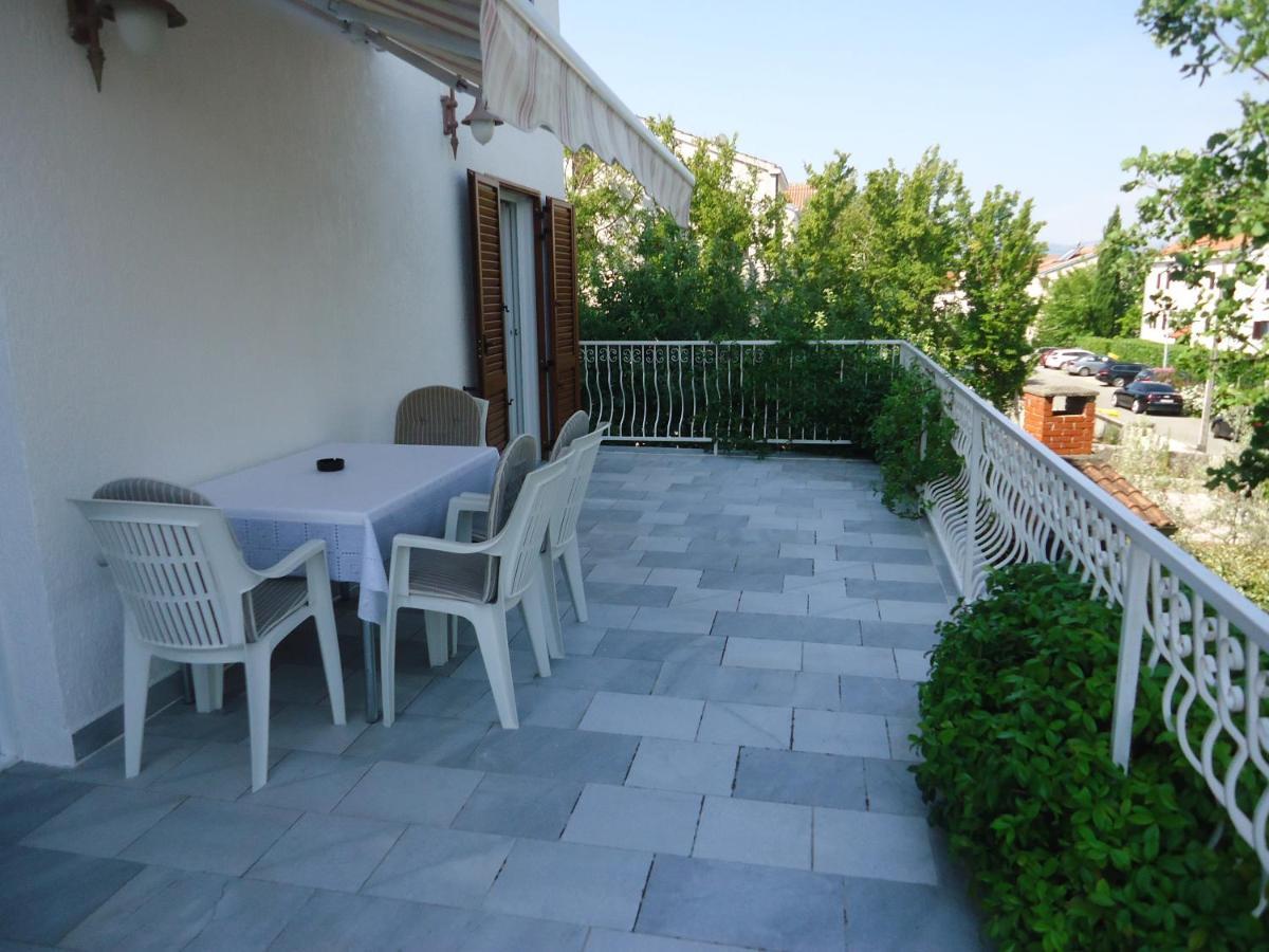 Apartments White & Green In Malinska Exterior photo