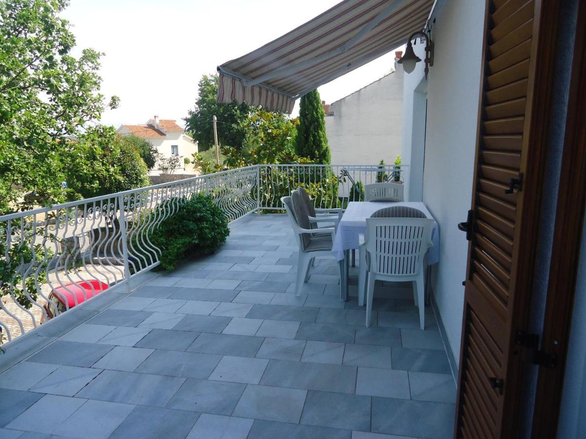 Apartments White & Green In Malinska Exterior photo