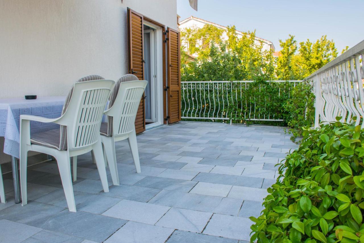Apartments White & Green In Malinska Exterior photo