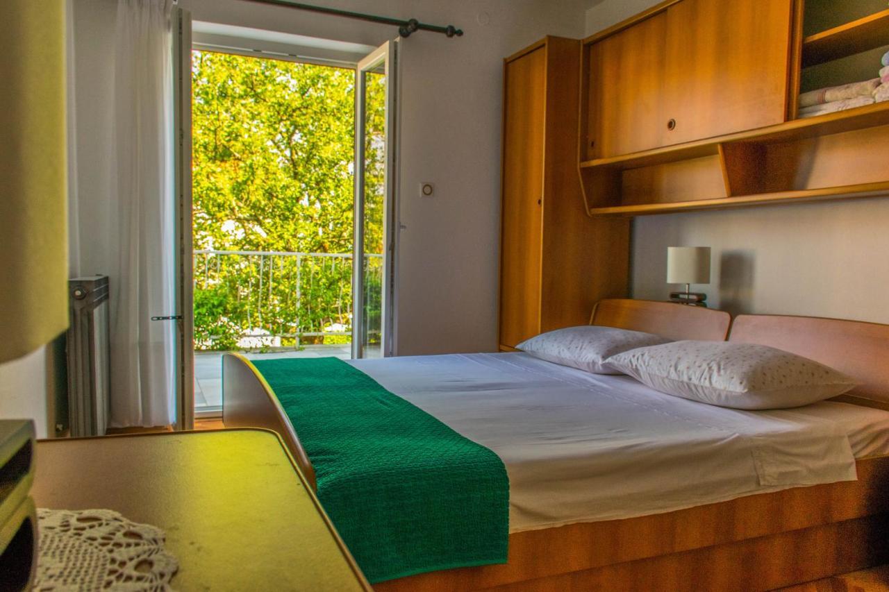 Apartments White & Green In Malinska Exterior photo