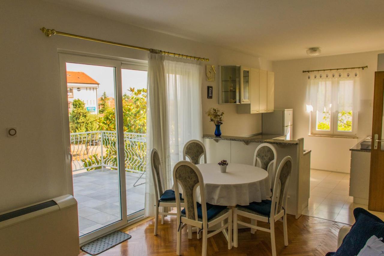 Apartments White & Green In Malinska Exterior photo