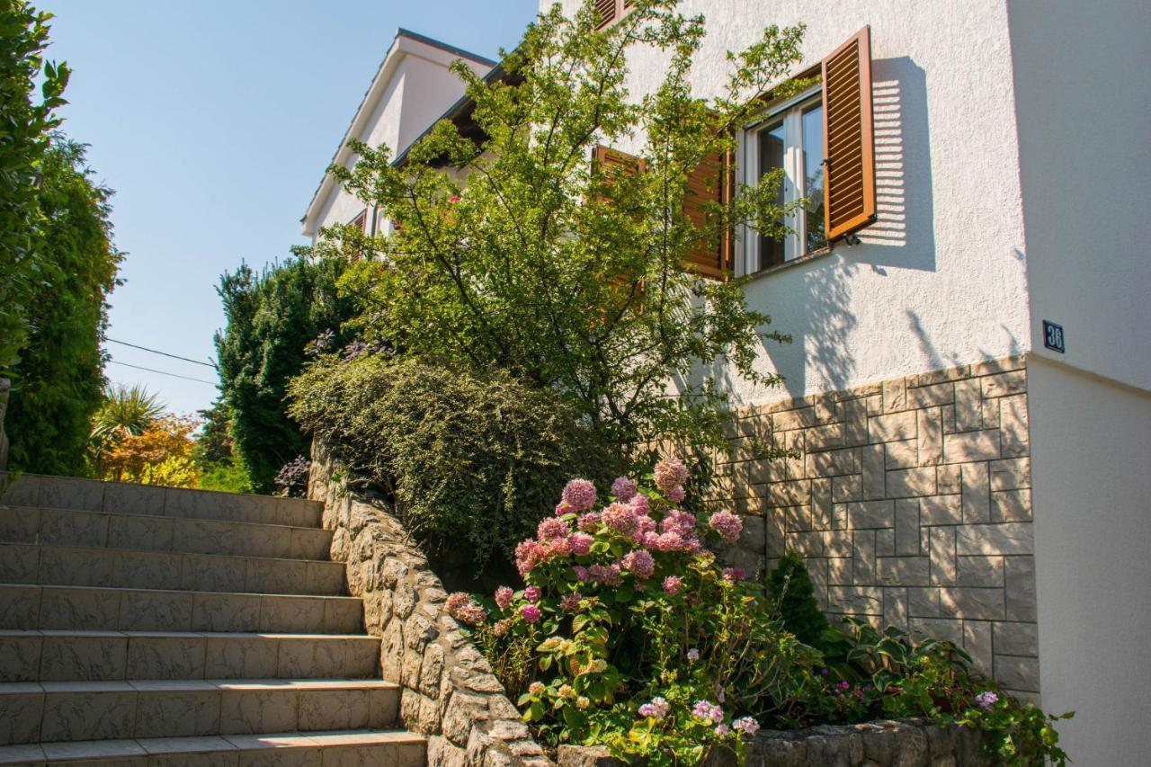 Apartments White & Green In Malinska Exterior photo