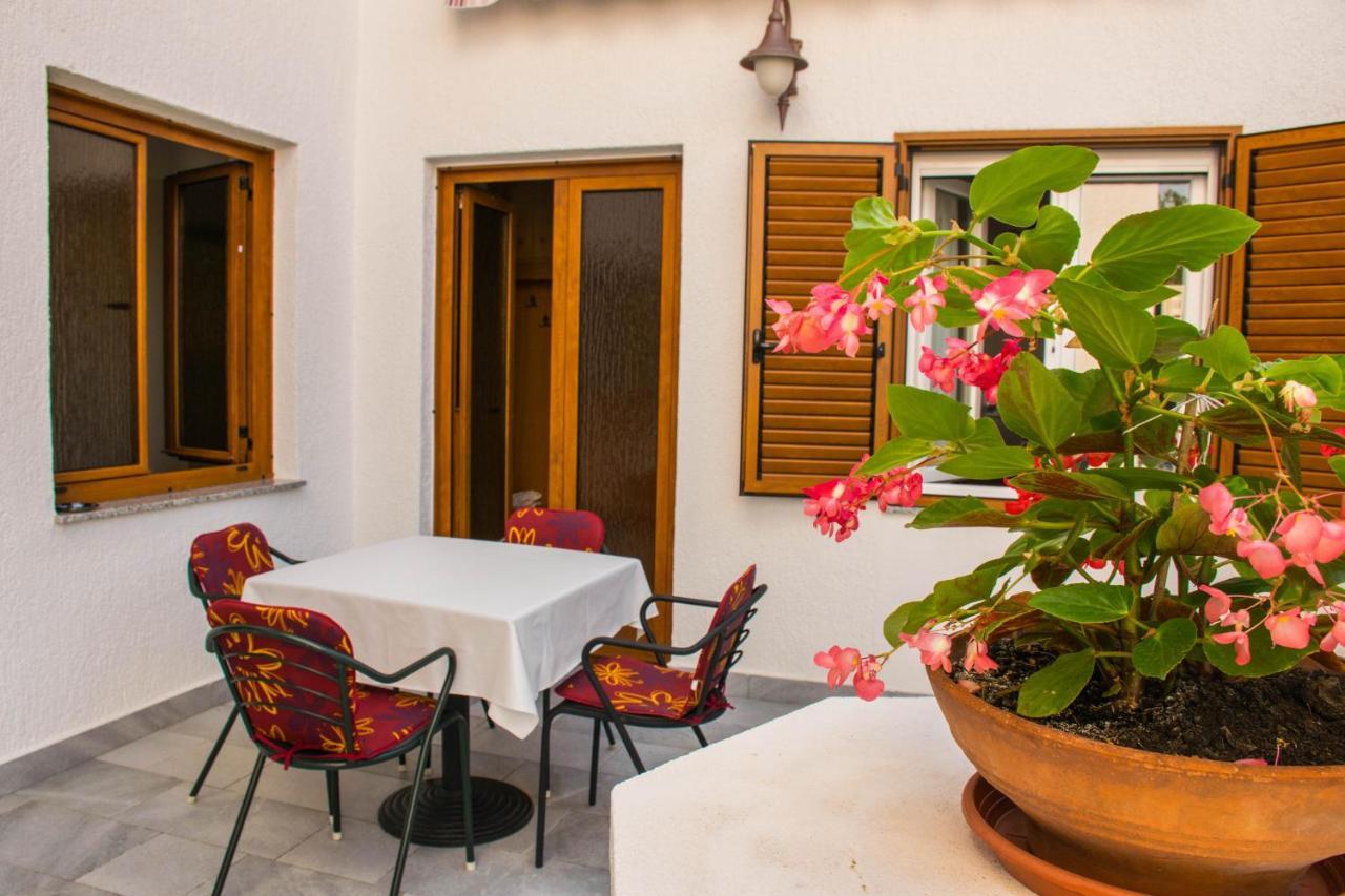 Apartments White & Green In Malinska Exterior photo