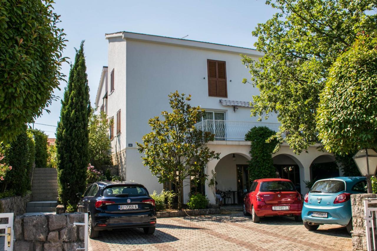 Apartments White & Green In Malinska Exterior photo