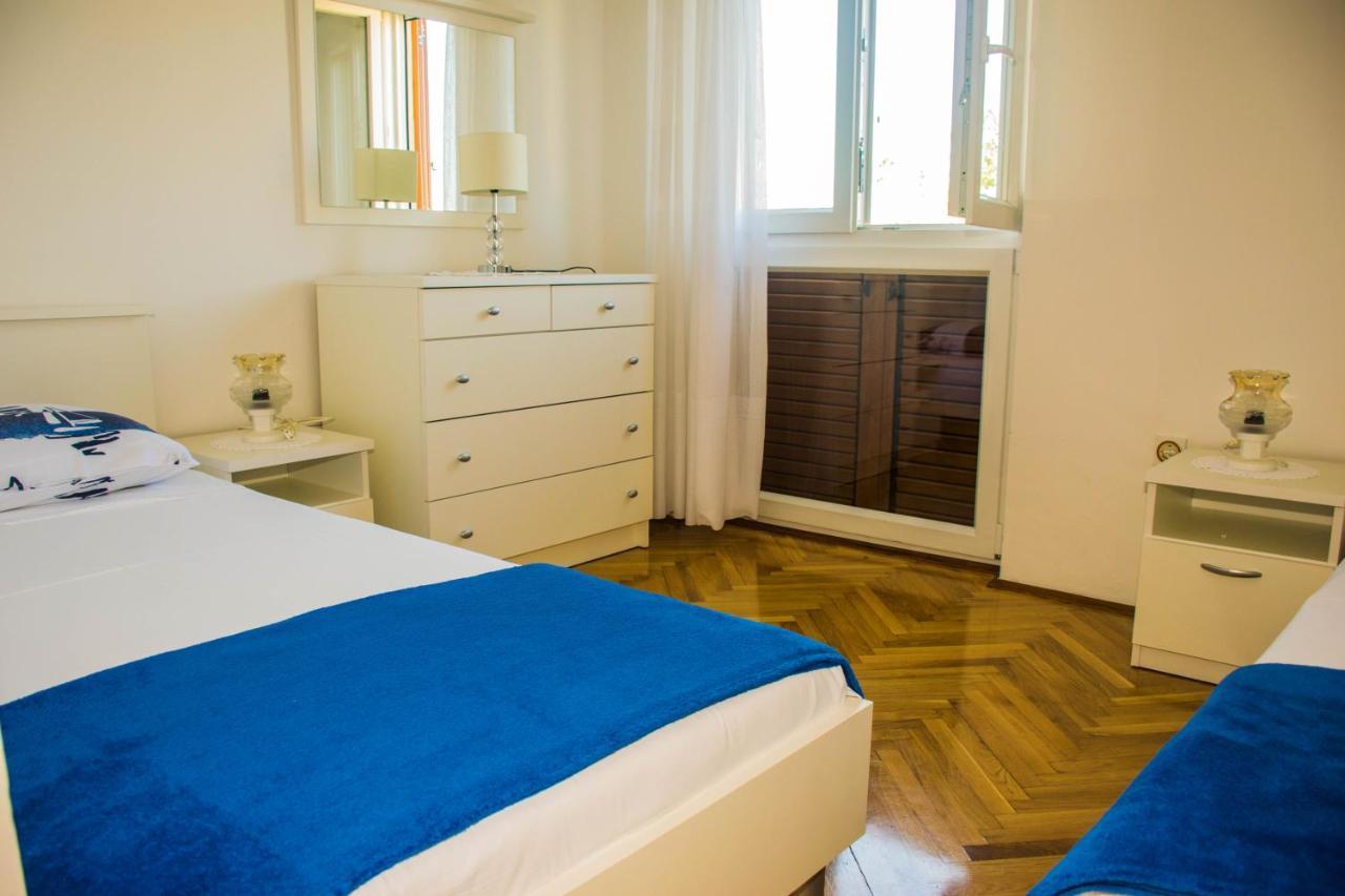Apartments White & Green In Malinska Exterior photo