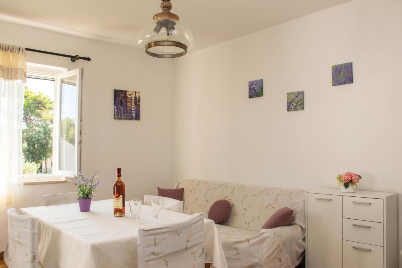 Apartments White & Green In Malinska Exterior photo