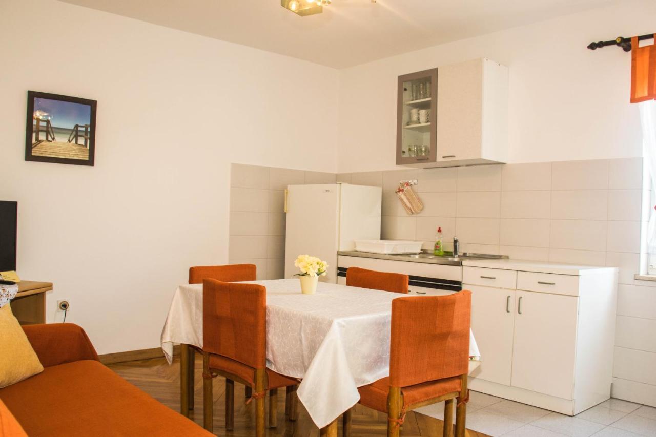 Apartments White & Green In Malinska Exterior photo