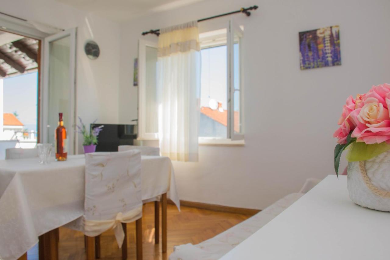 Apartments White & Green In Malinska Exterior photo