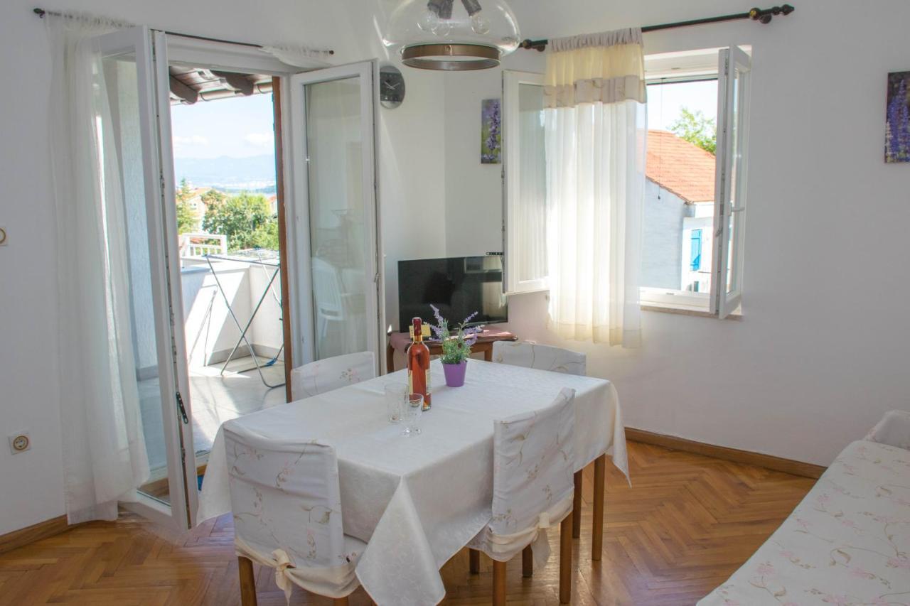 Apartments White & Green In Malinska Exterior photo